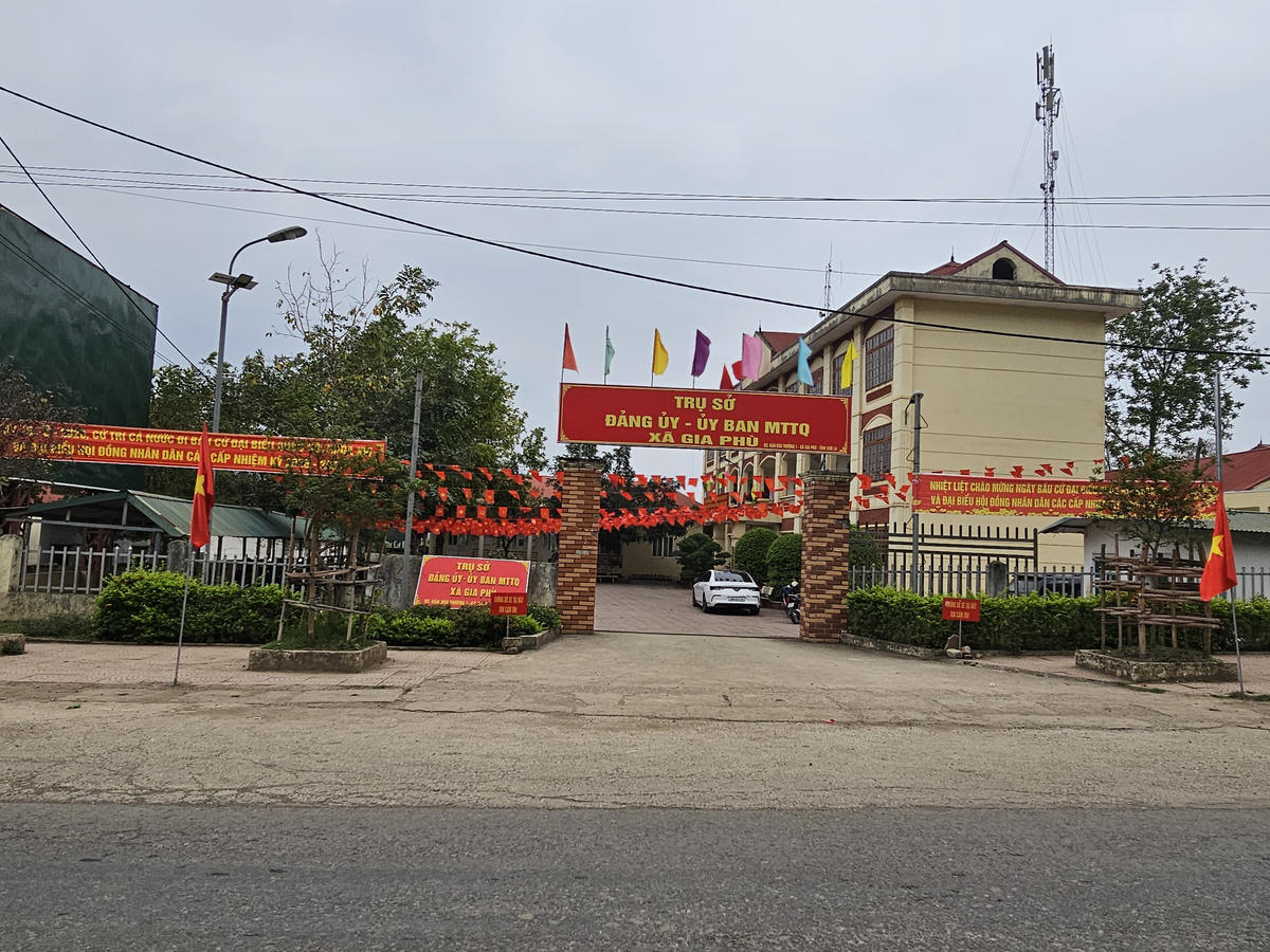 Hoạt động tuyên truyền với pano, khẩu hiệu, cờ hoa rực rỡ tạo không khí tưng bừng, hứng khởi. Ảnh: T.H