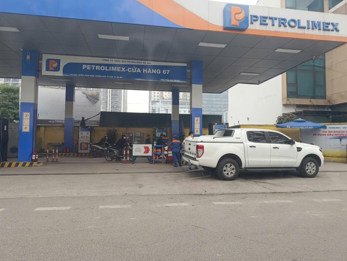 Trạm xăng tại Phường Nam Từ Liêm sáng ngày 12-3. Ảnh: TC