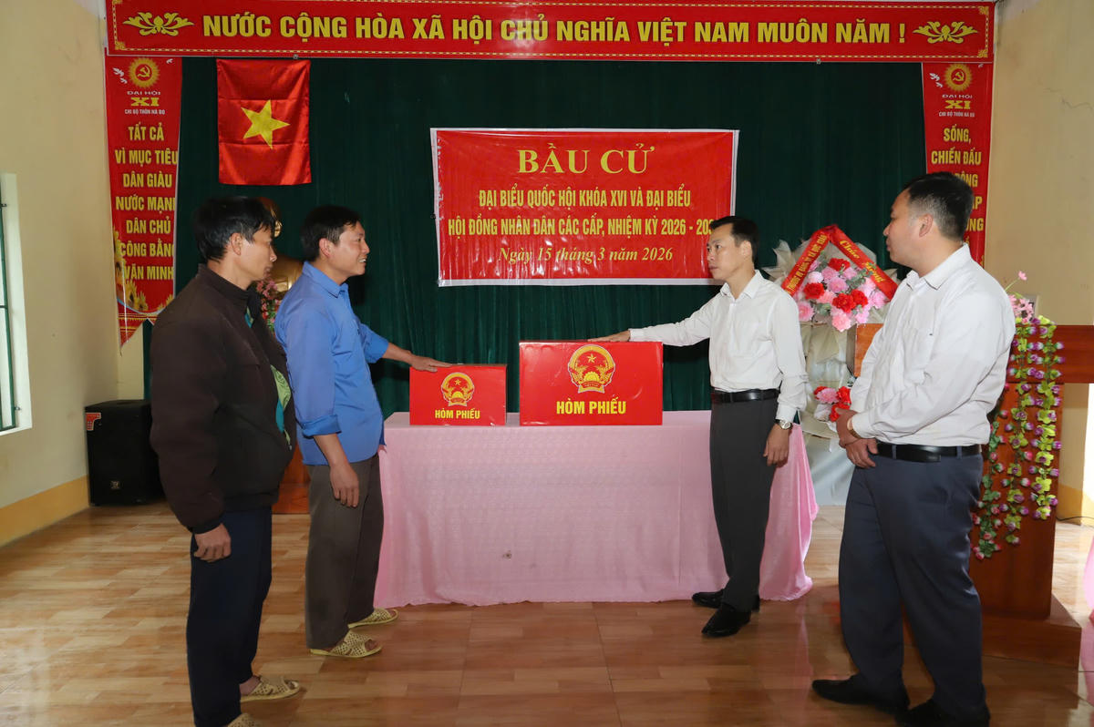 Lãnh đạo xã Liên Hiệp kiểm tra công tác chuẩn bị bầu cử trên địa bàn. Ảnh: Minh Đức