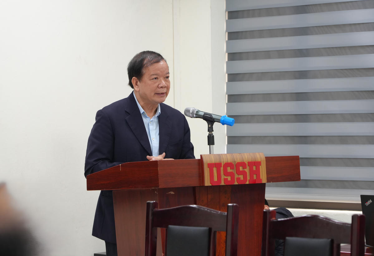 GS.TS Nguyễn Văn Kim - Phó Chủ tịch Hội đồng Di sản văn hoá Quốc gia trình bày tham luận.