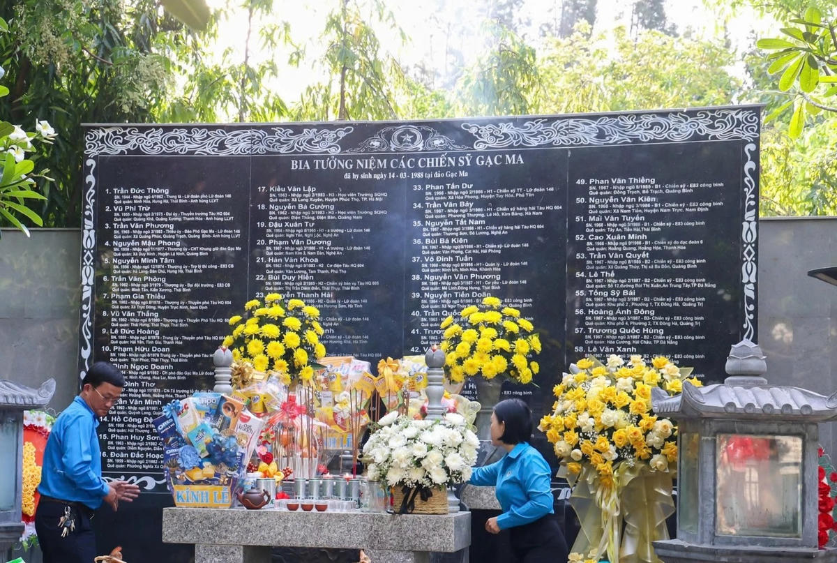 Liên đoàn Lao động tỉnh Khánh Hòa, thắp hương tại bia tưởng niệm các chiến sĩ Gạc Ma. Ảnh X.H