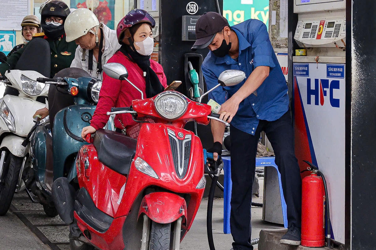 Giá xăng RON 95 tăng 330 đồng/lít từ 22h.