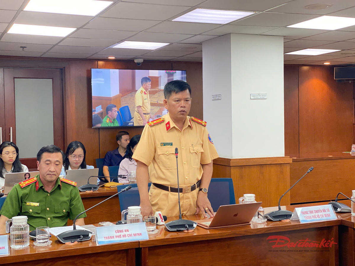 Thượng tá Nguyễn Văn Bình, Phó Trưởng phòng CSGT (PC08, Công an TPHCM) cung cấp thông tin tại buổi họp báo. Ảnh: Hồng Phúc.