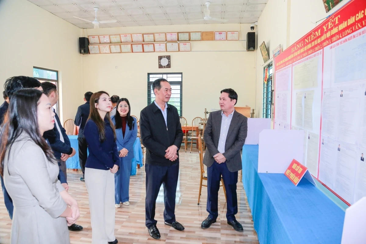 Ông Trịnh Tuấn Sinh kiểm tra công tác chuẩn bị bầu cử tại xã Vân Du. Ảnh: Lê Hợi