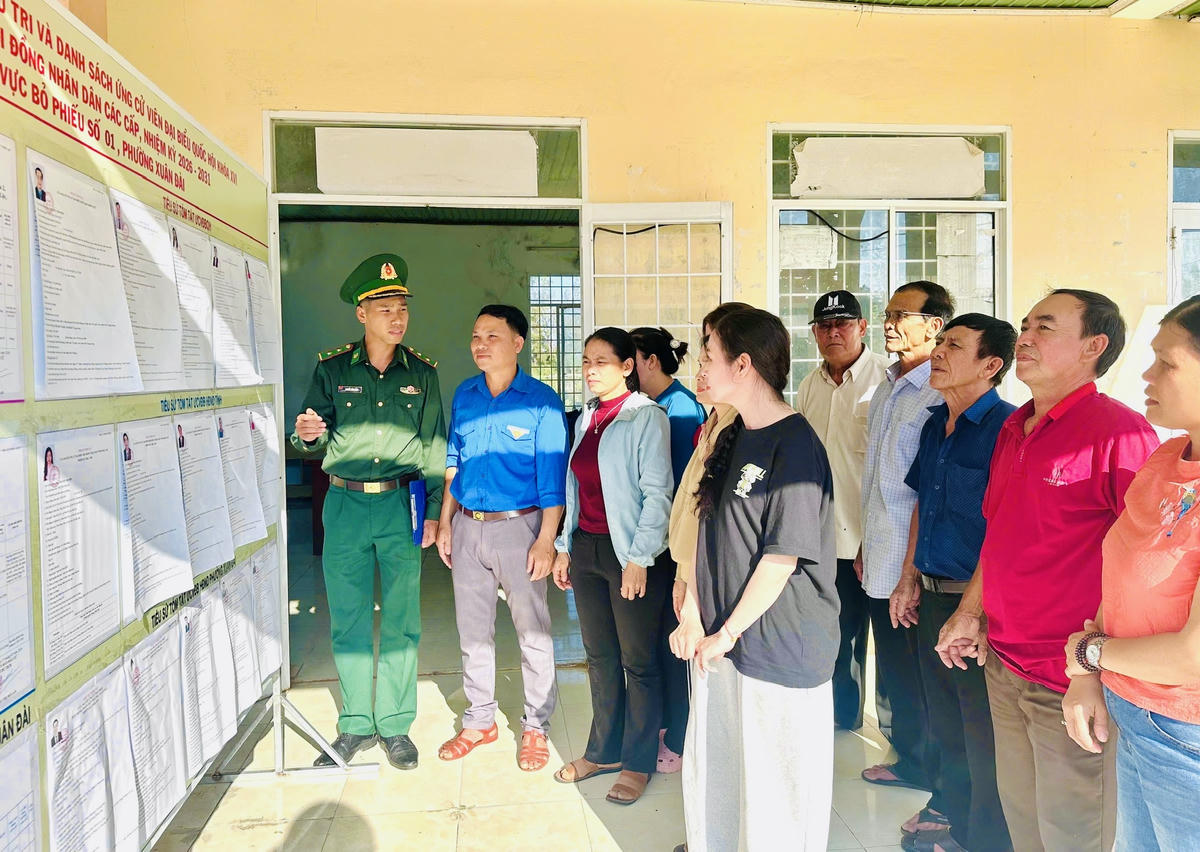 Cán bộ Đồn Biên phòng Xuân Đài đang tuyên truyền cho bà con về ngày bầu cử. Ảnh: BP.