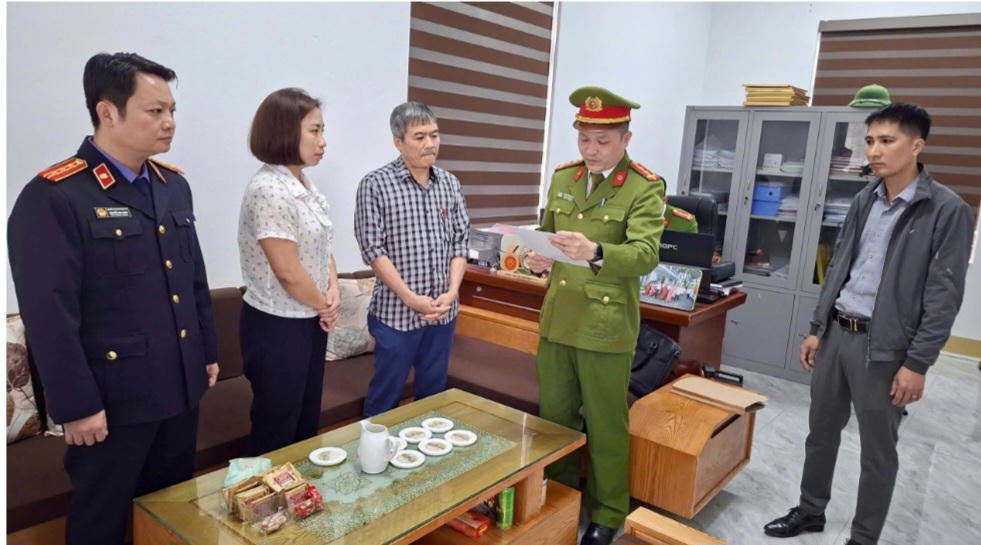 Cơ quan Cảnh sát điều tra Công an tỉnh Lào Cai thi hành lệnh bắt bị can để tạm giam đối với đối tượng Phạm Hồng Thắng. Ảnh: Tống Huệ.