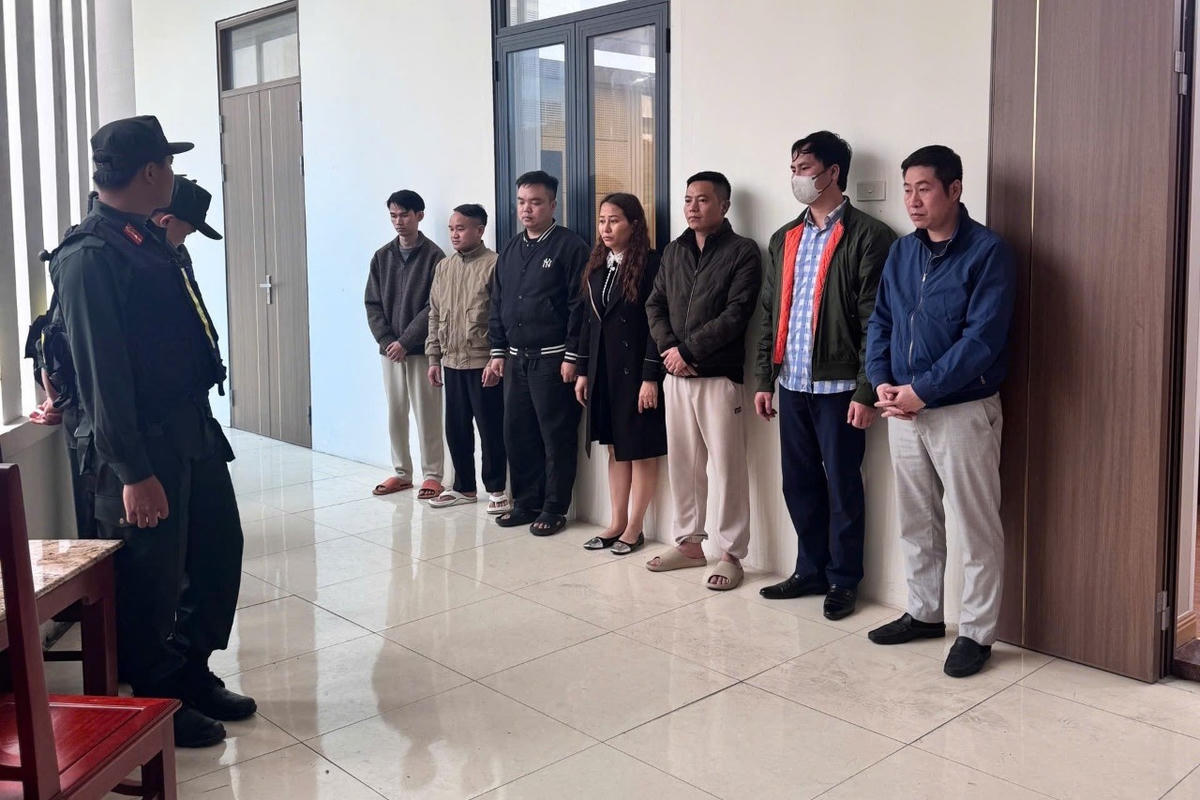 Hoàng Văn Toàn (thứ 3 từ phải qua) cùng nhiều đồng phạm bị bắt giữ. Ảnh: CATH