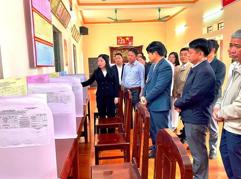 Bà Phạm Thị Thanh Thủy kiểm tra khu vực viết phiếu của cử tri tại khu vực bỏ phiếu số 17, xã Vạn Lộc. Ảnh: Phan Nga