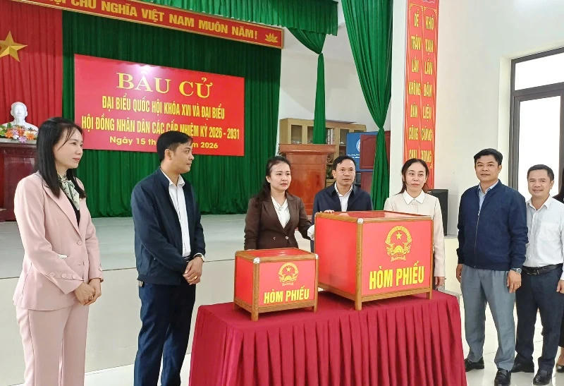 &nbsp;Phó Chủ tịch Ủy ban MTTQ tỉnh,&nbsp;Chủ tịch Hội LHPN tỉnh Lương Thị Hạnh kiểm tra công tác chuẩn bị cho bầu cử tại xã Mậu Lâm. Ảnh: Phan Nga