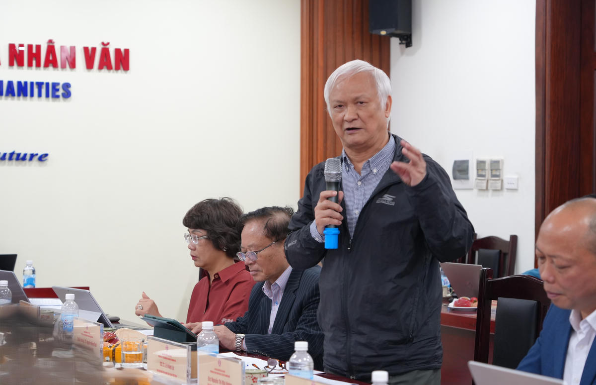 GS Lê Hồng Lý, Chủ tịch Hội Văn nghệ Dân gian Việt Nam trình bày tham luận Một số suy nghĩ về "Văn hóa và phát triển bền vững: Kiến tạo không gian sinh tồn hài hòa".