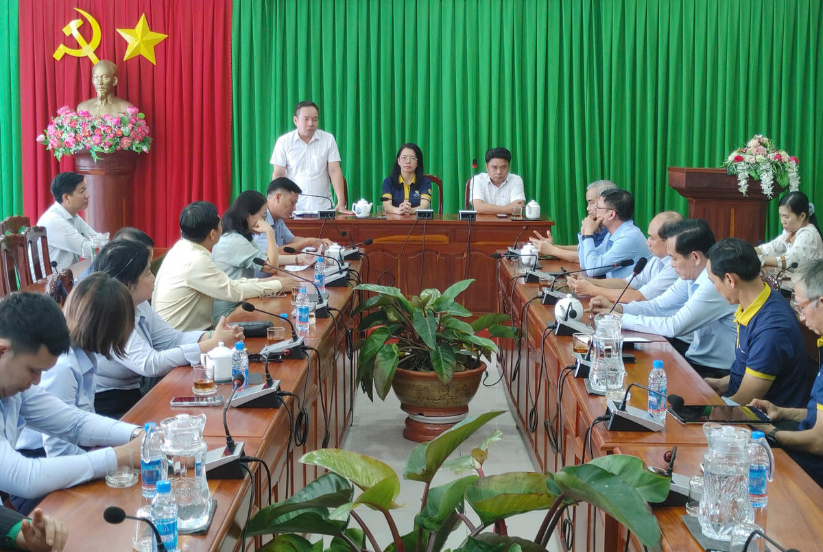 Lãnh đạo, Đảng ủy, HĐND, UBND xã Dầu Tiếng làm việc với doanh nghiệp du lịch. Ảnh: H.L