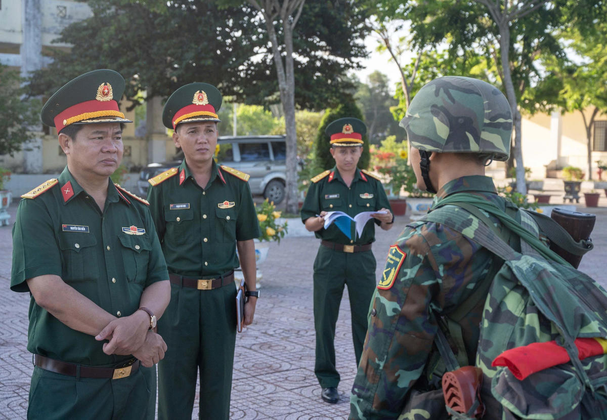 Bộ CHQS tỉnh An Giang kiểm tra công tác trực sẵn sàng chiến đấu, bảo vệ bầu cử đại biểu Quốc hội khóa XVI và đại biểu HĐND các cấp nhiệm kỳ 2026–2031 các đơn vị trên tuyến biên giới.&nbsp;Ảnh: Phương Vũ