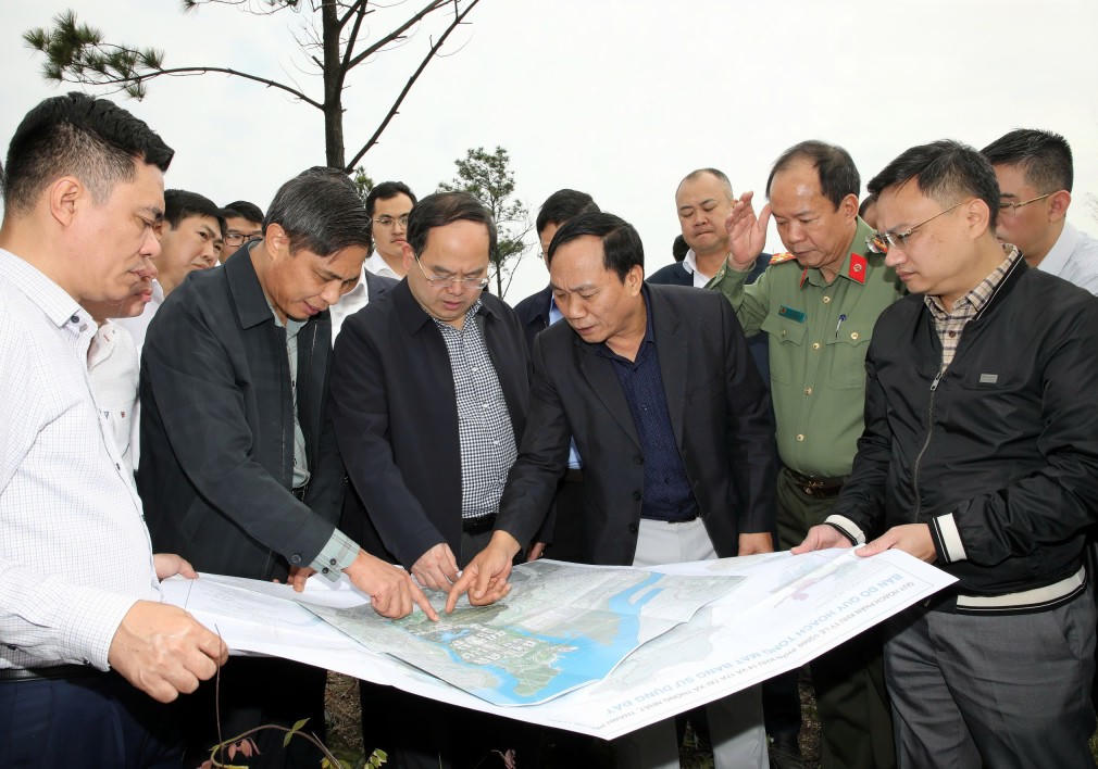 Bí thư Tỉnh ủy Quảng Ninh Quản Minh Cường cùng đoàn công tác của tỉnh khảo sát khu vực dự kiến xây dựng Trung tâm hành chính mới của tỉnh tại xã Thống Nhất. Ảnh: QMG