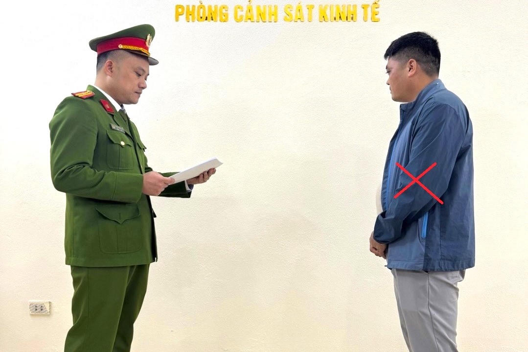 Trần Văn Đoàn nghe Công an đọc quyết định khởi tố bị can. Ảnh: CANB