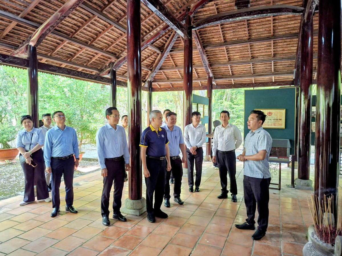 Đoàn khảo sát tìm hiểu thông tin về&nbsp;Khu trưng bày Di tích lịch sử làng cao su thời Pháp thuộc. Ảnh: S.X