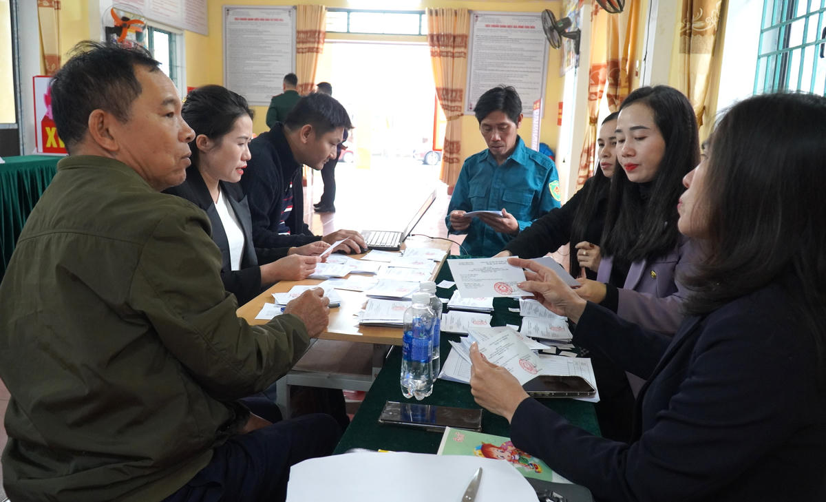 Các lực lượng chung tay rà soát danh sách cử tri ở tổ dân phố Liên Giang, phường Vũng Áng. Ảnh: Hạnh Nguyên.