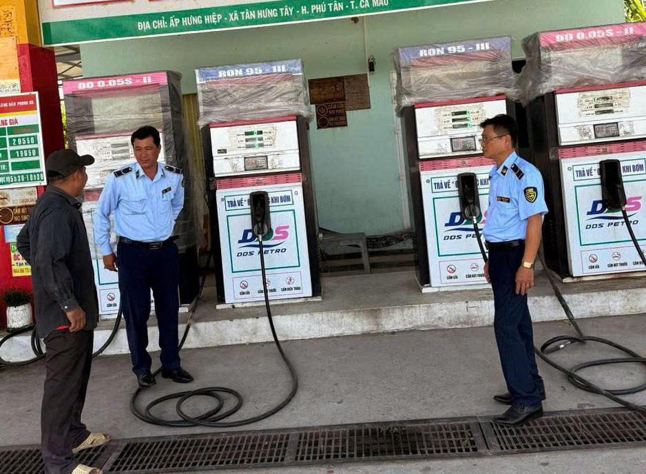 Giám sát hoạt động kinh doanh xăng dầu tại Cà Mau. Ảnh: Chi cục Quản lý thị trường tỉnh Cà Mau 