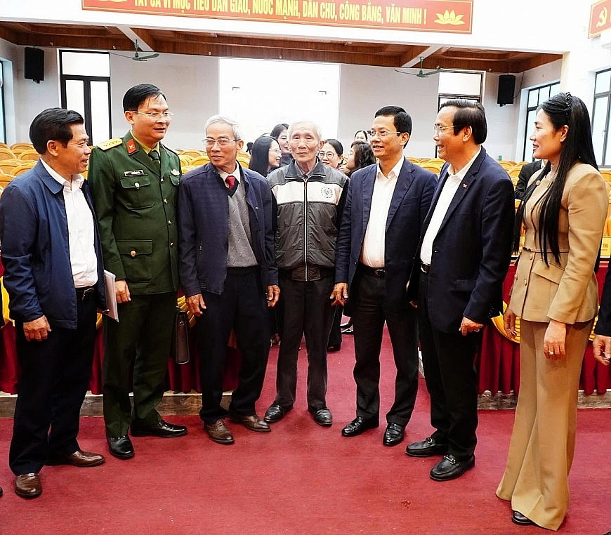 Chủ tịch Hội Người cao tuổi Việt Nam Nguyễn Thanh Bình cùng các ứng cử viên gặp gỡ, tiếp xúc cử tri xã Cẩm Bình, Hà Tĩnh.