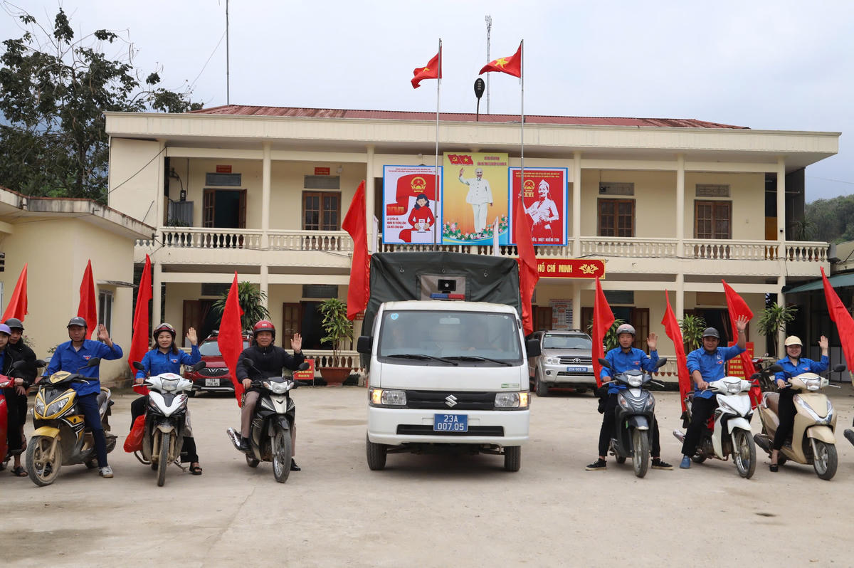 Đội tuyên truyền lưu động về bầu cử. Ảnh: Minh Đức