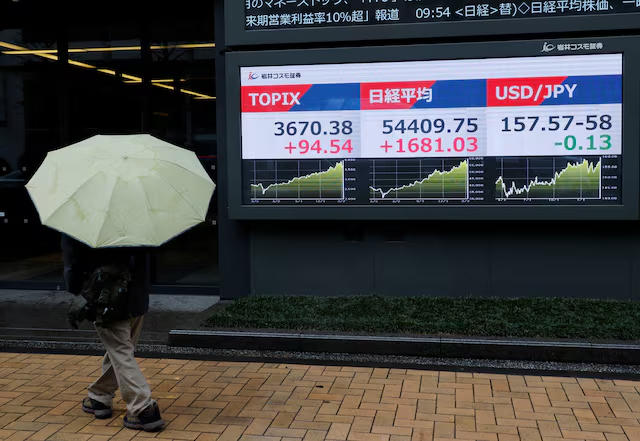 Bảng hiển thị giá cổ phiếu bên ngoài một công ty môi giới chứng khoán ở Tokyo, Nhật Bản. Nguồn: Reuters.
