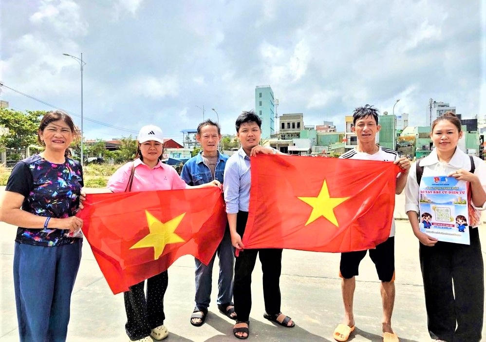 Chính quyền phường Quy Nhơn tặng cờ Tổ quốc cho ngư dân trước ngày bầu cử. Ảnh: CV.