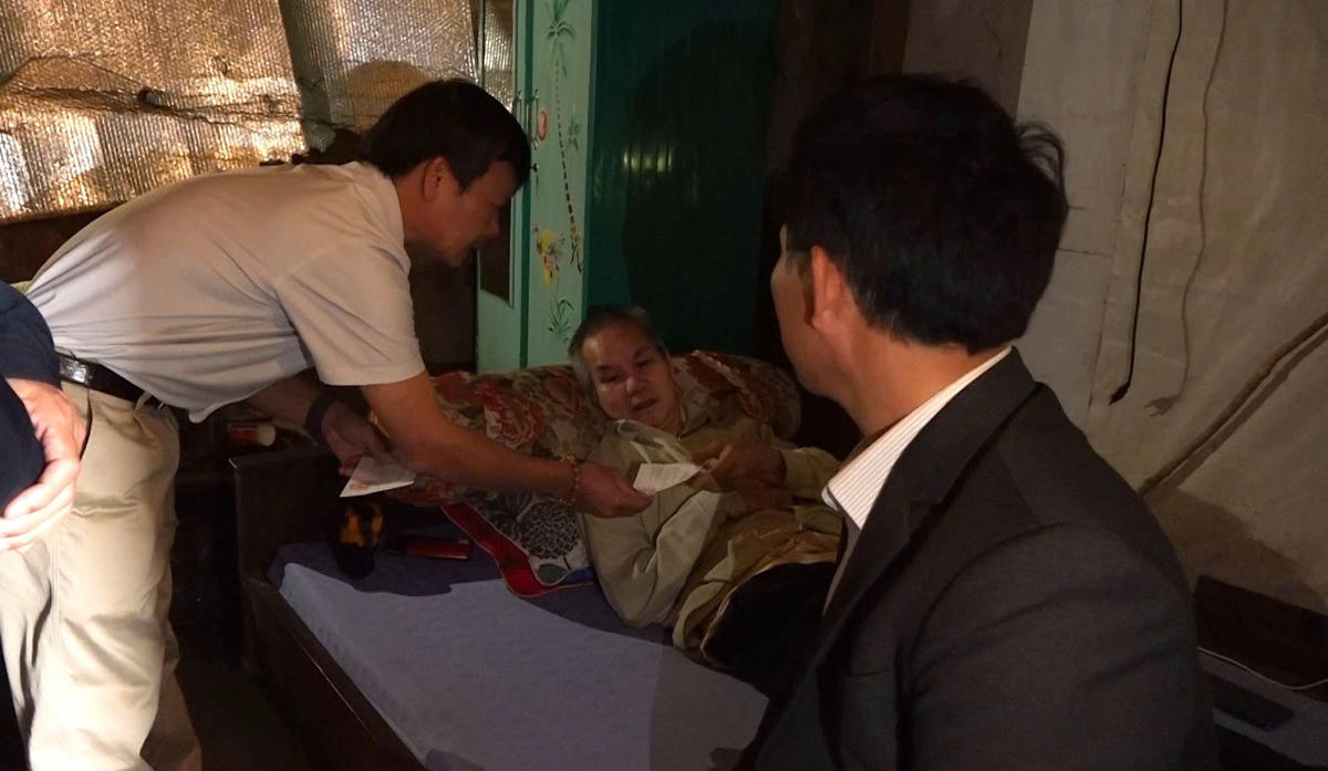 Lãnh đạo xã Tu Mơ Rông đưa phiếu cử tri yếu sức. Ảnh: CV.