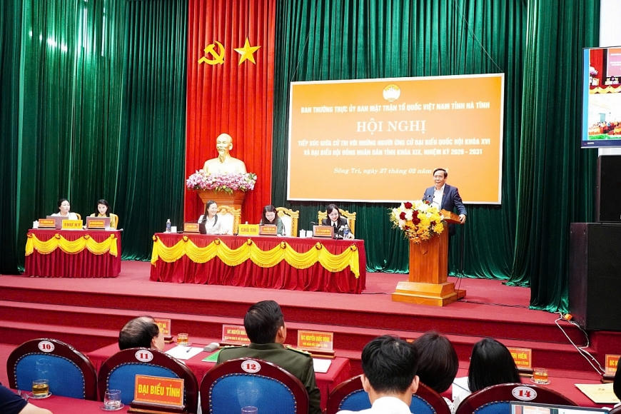 Chủ tịch Hội Người cao tuổi Việt Nam Nguyễn Thanh Bình trình bày chương trình hành động của mình tại Hội nghị tiếp xúc cử tri tại tỉnh Hà Tĩnh.