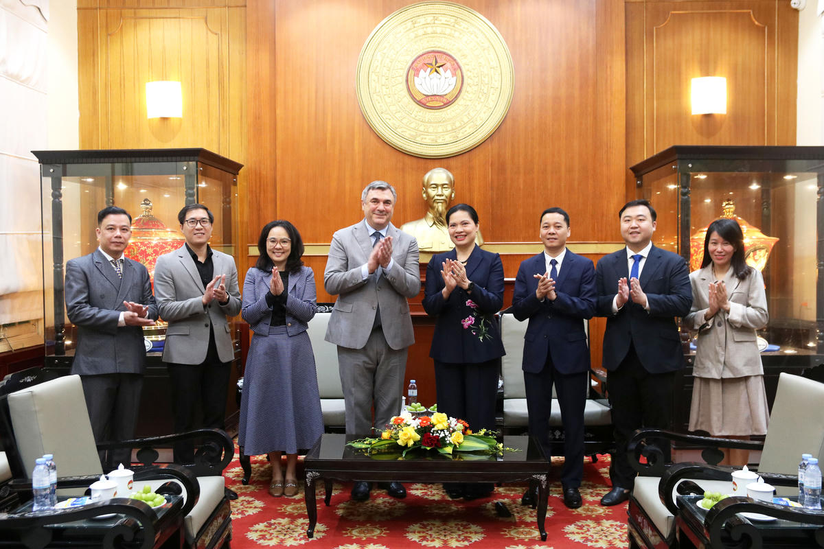 Phó Chủ tịch - Tổng Thư ký Hà Thị Nga và ông V.G. Kalganov chụp ảnh lưu niệm cùng các đại biểu.