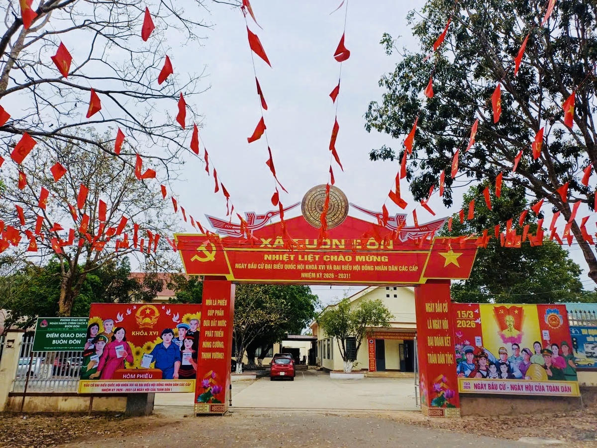 Tại xã biên giới Buôn Đôn,&nbsp;pano, áp phích tuyên truyền ngày bầu cử đã được trang hoàng rực rỡ khắp nơi. Ảnh: Thanh Nga