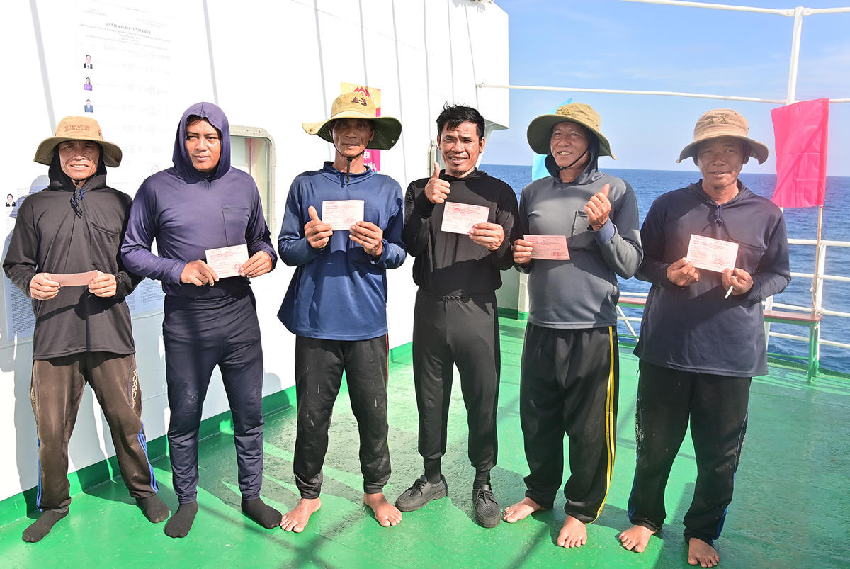 Ngư dân vui mừng khi được bỏ phiếu trên biển. Ảnh: Văn Đường.