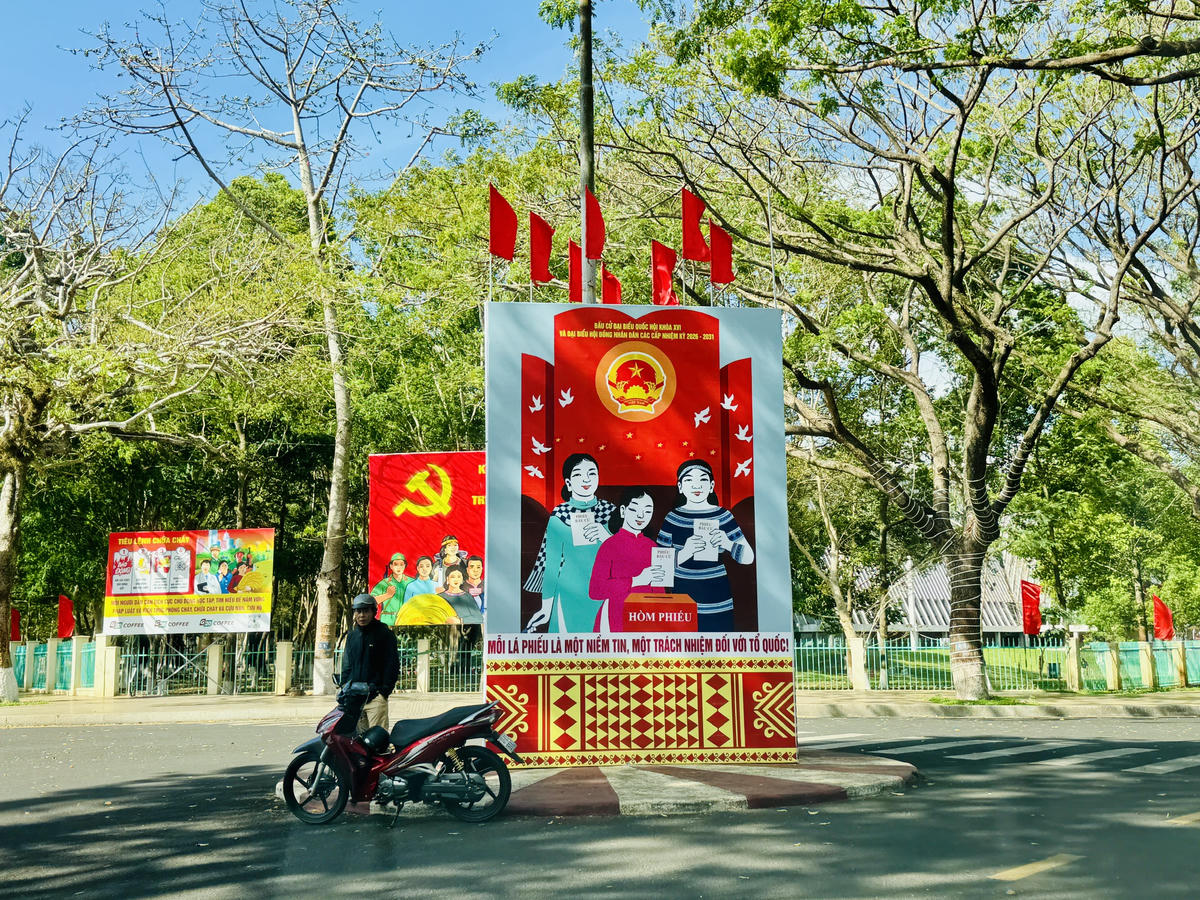 Pano, áp phích tuyên truyền ngày bầu cử đã được trang hoàng rực rỡ khắp nơi. Ảnh: Thanh Nga