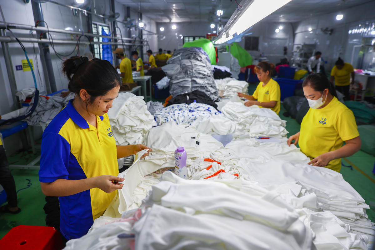 Các ngành sản xuất kinh doanh lo lắng khi thị trường thế giới có nhiều biến động. Ảnh: Đ.H