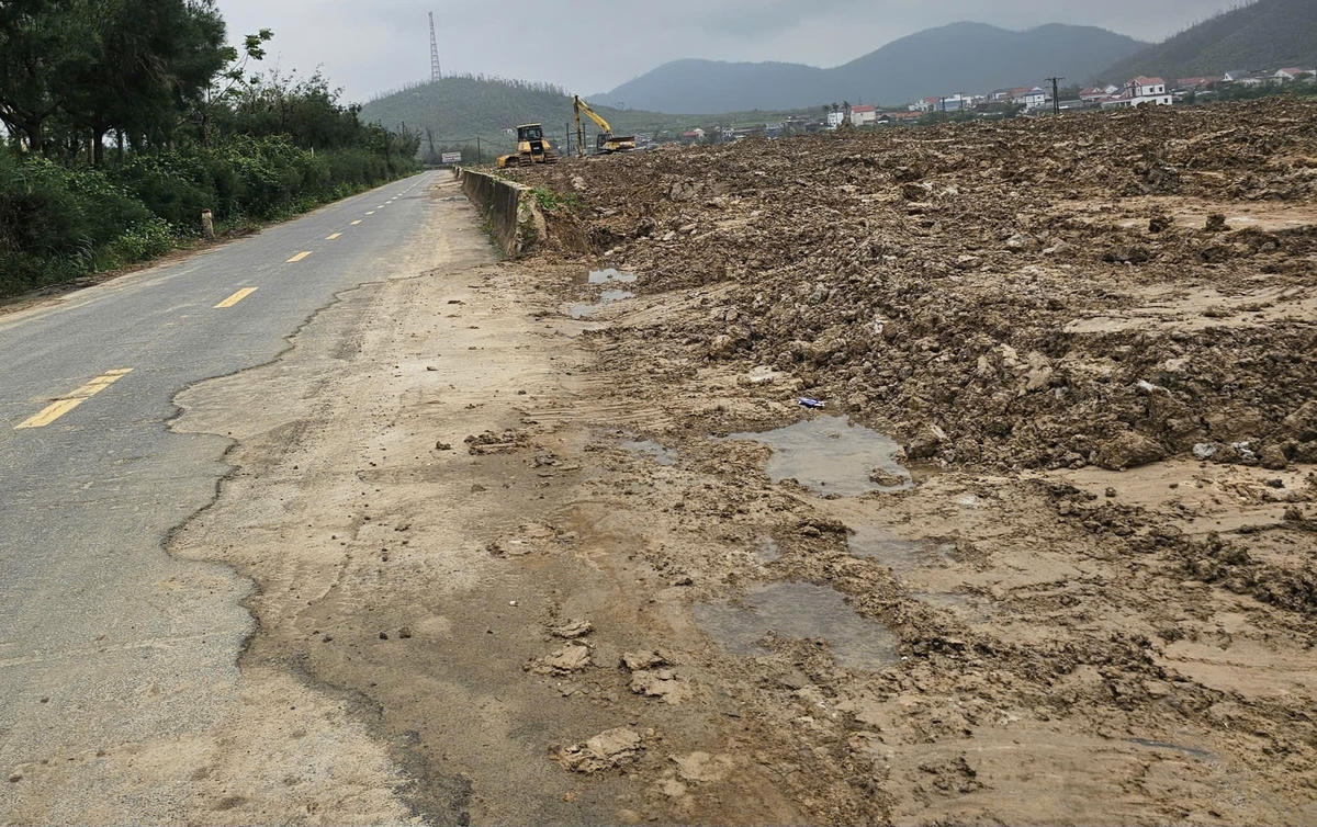 Đường qua dự án xuống cấp trầm trọng, hàng rào chắn đường quốc phòng bị phá nhiều chỗ nhưng không có rào chắn cảnh báo.