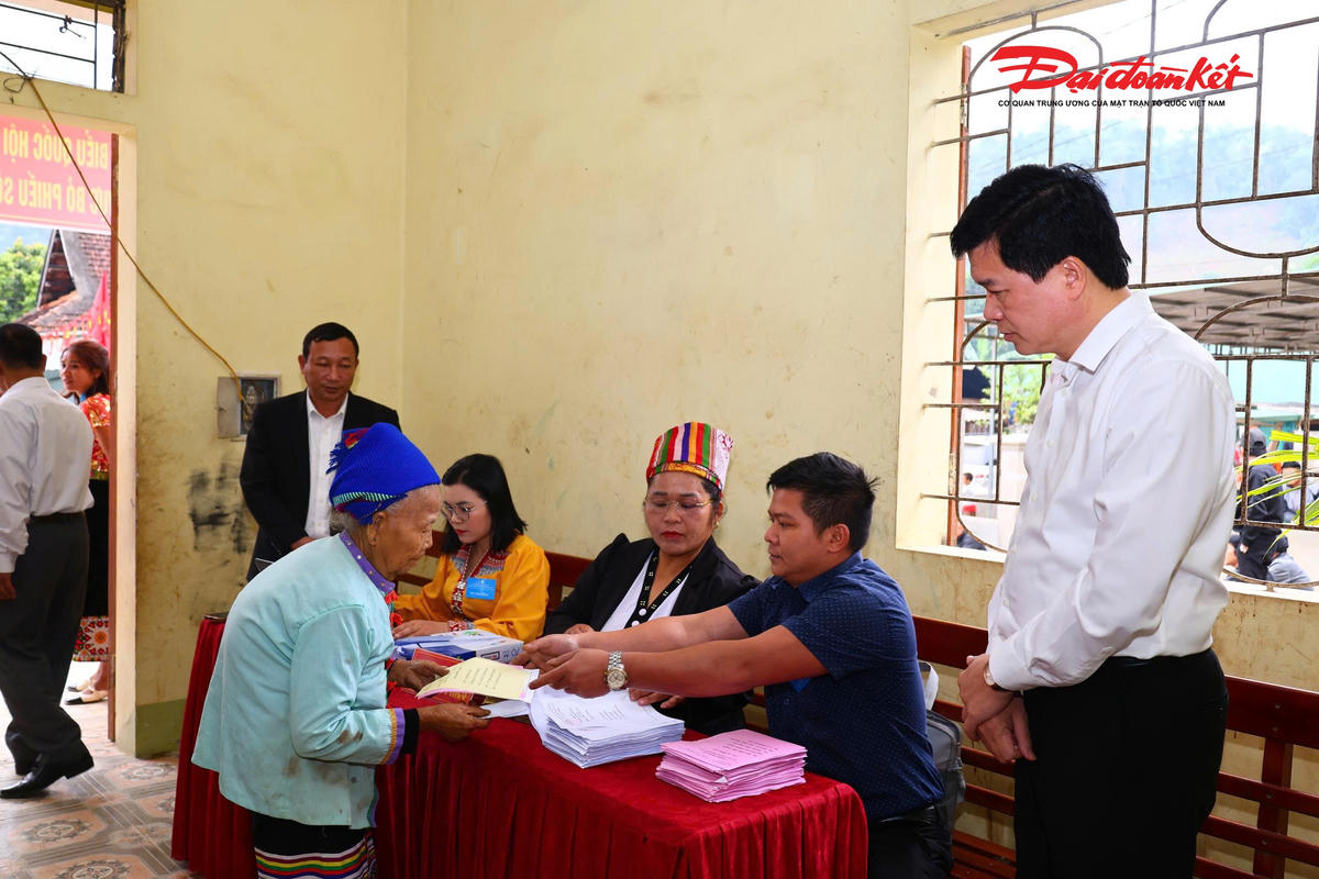 Cử tri tiến hành lấy phiếu để bầu cử. Ảnh: BC