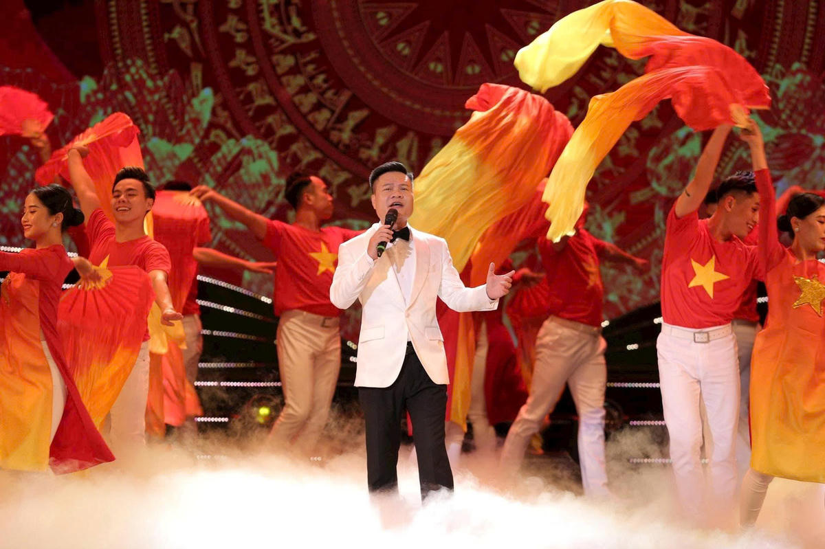 NSƯT Hoàng Tùng thể hiện ca khúc ý nghĩa này. 