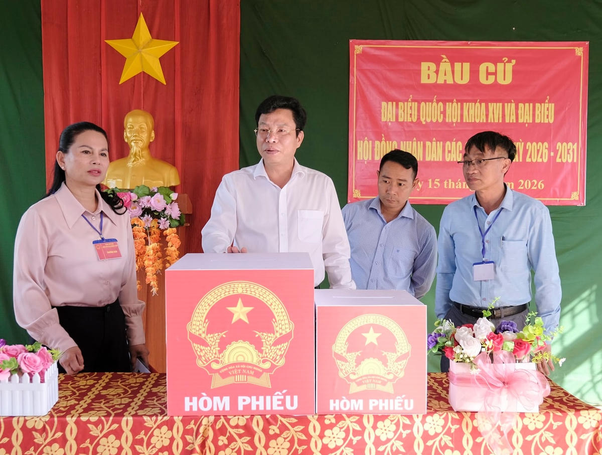 
Ông Lưu Văn Trung, Phó Bí thư Tỉnh ủy, Chủ tịch HĐND tỉnh, Chủ tịch Ủy ban Bầu cử tỉnh Lâm Đồng, Trưởng đoàn kiểm tra số 6, kiểm tra chuẩn bị bầu cử tại điểm bỏ phiếu thôn Quảng Tiến. Ảnh X.H
