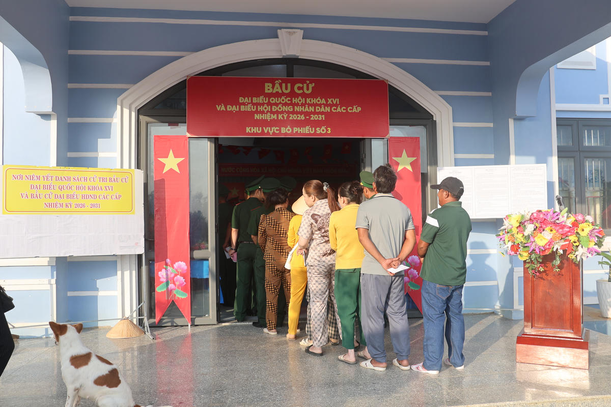 Tạo mọi điều kiển để các lực lượng đóng quân và người lao động xây dựng công trình trên đảo Hòn Chuối được bỏ phiếu sớm. Ảnh: Nguyên Du