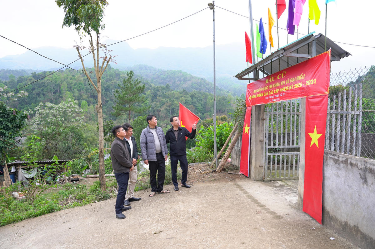 Xã Tân Uyên có 6 đơn vị bầu cử, 33 khu vực bỏ phiếu với 66 hòm phiếu; 6 Ban bầu cử. Tại các khu vực bỏ phiếu, Bí thư Đảng ủy xã cùng đoàn công tác đã trực tiếp nắm bắt tình hình triển khai các nhiệm vụ phục vụ bầu cử, đồng thời trao đổi với các tổ bầu cử về những nội dung cần lưu ý trong quá trình chuẩn bị cho ngày hội lớn của toàn dân.&nbsp;