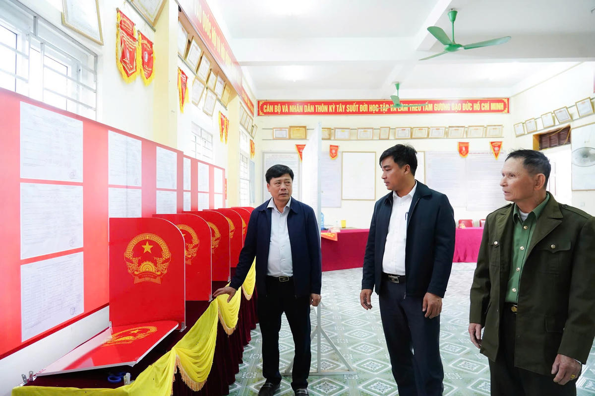 Ông Phan Văn Thư - Bí thư Đảng uỷ xã Cổ Đạm (bên trái) và ông Nguyễn Văn Tuấn - Chủ tịch UBND xã (ở giữa) kiểm tra khu vực bỏ phiếu. Ảnh: ĐĐ