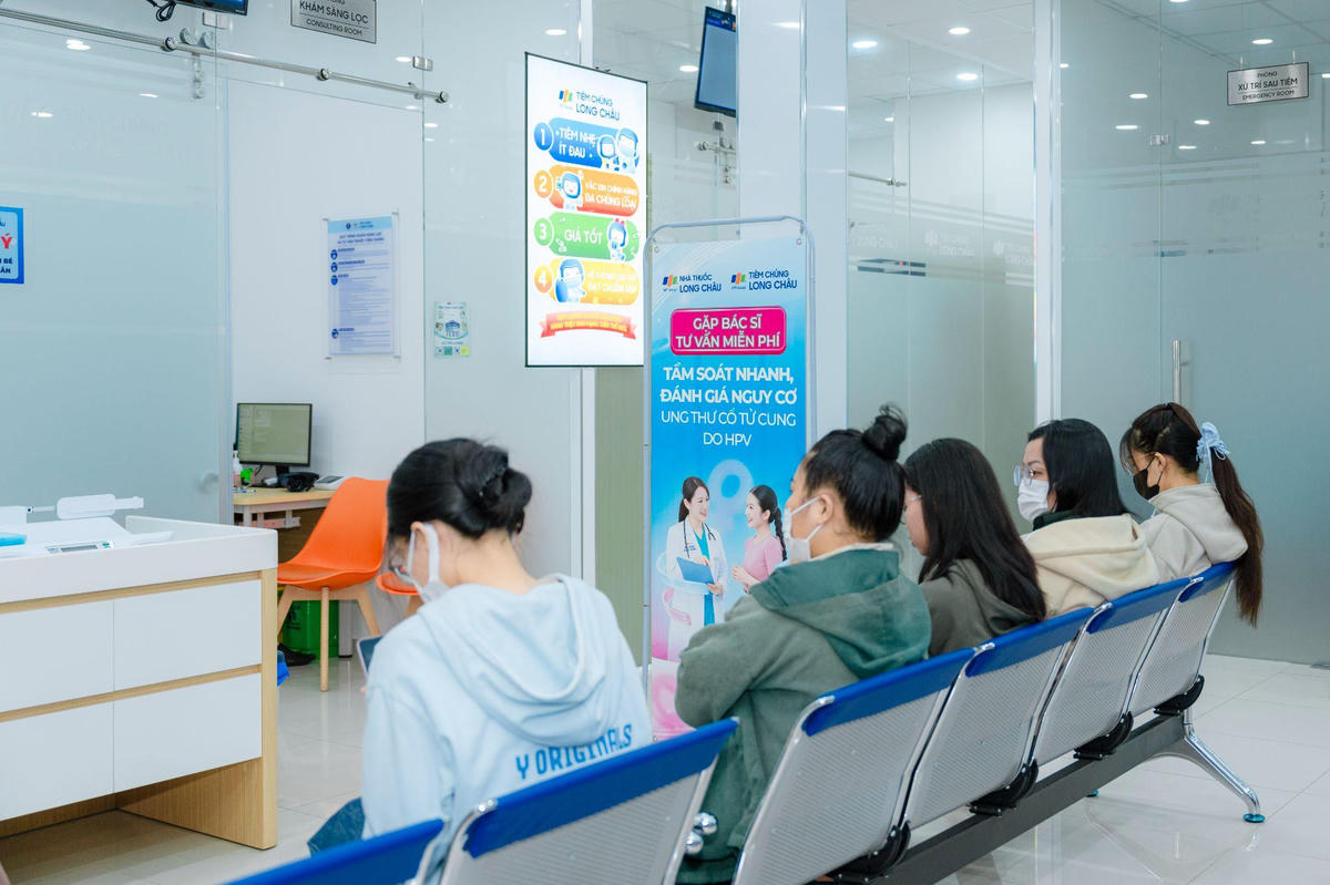 Hệ thống nhà thuốc và trung tâm tiêm chủng Long Châu tiên phong triển khai tầm soát sớm HPV miễn phí cho khách hàng nữ, góp phần nâng cao nhận thức phòng ngừa ung thư cổ tử cung do HPV.