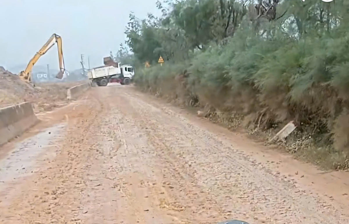 Con đường quốc phòng ven biển khi mưa xuống trở thành ám ảnh cho người dân sống quanh bãi tập kết thải ở Kỳ Xuân.