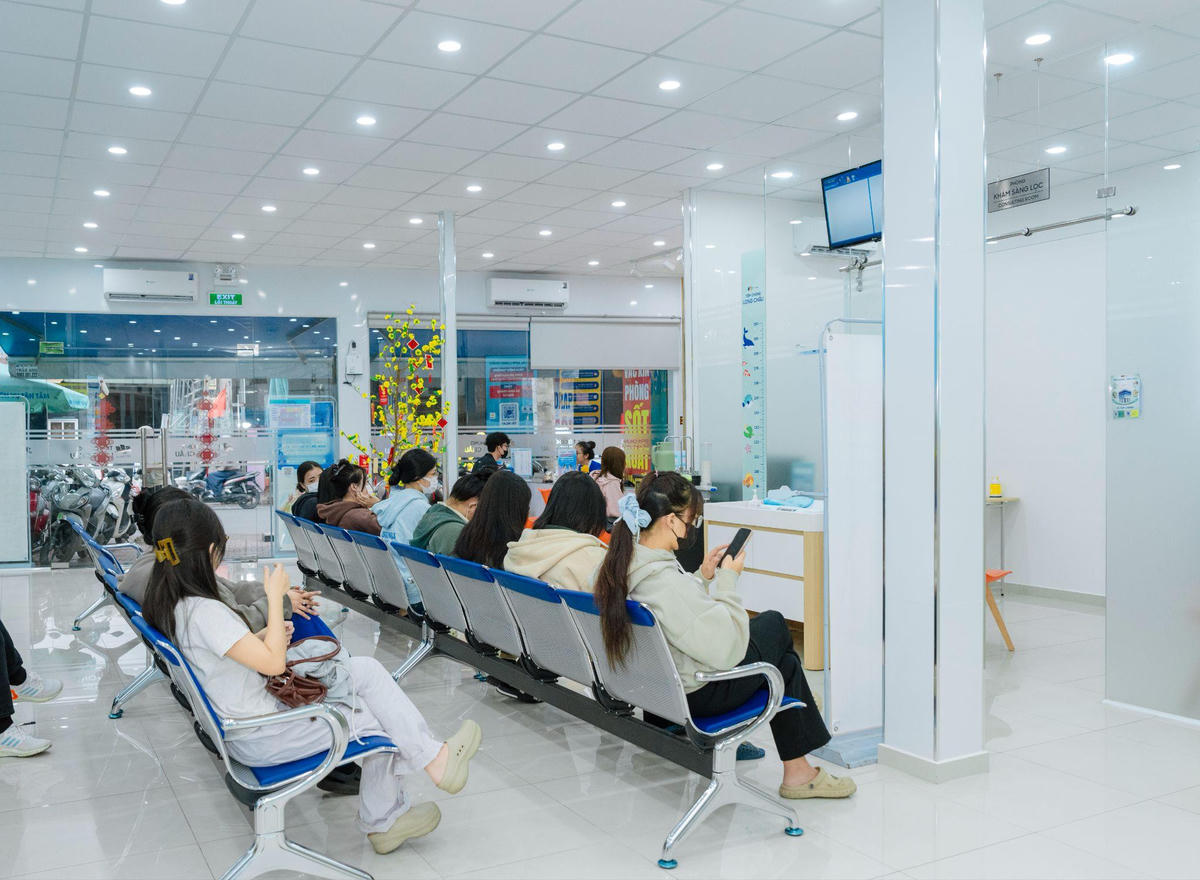 Chuỗi sự kiện tầm soát, tư vấn cùng bác sĩ thu hút đông đảo nữ khách hàng tham gia.