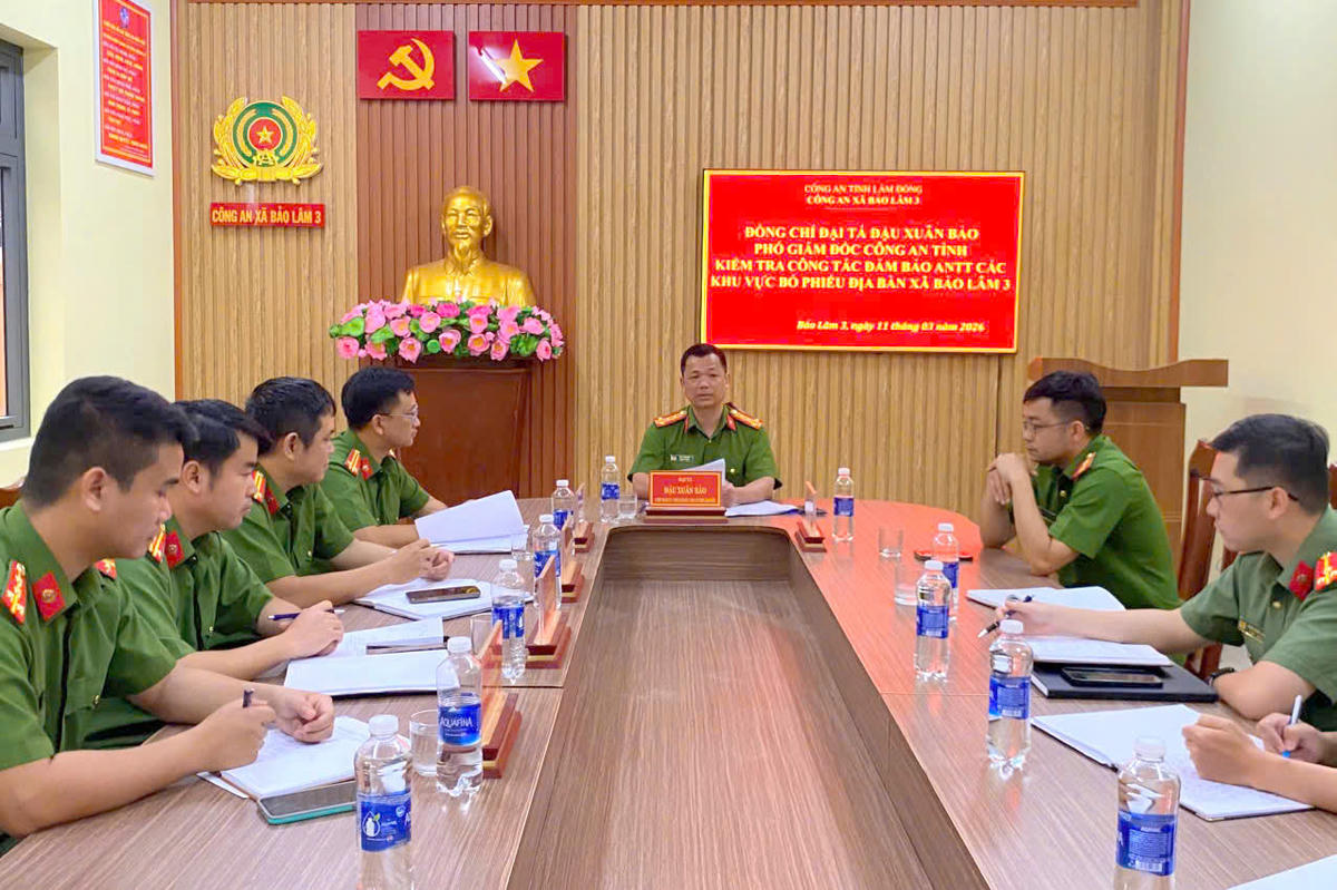 Đoàn công tác kiểm tra công tác an ninh, an toàn cho bầu cử tại xã Bảo Lâm 3 Dương. Ảnh N.Y