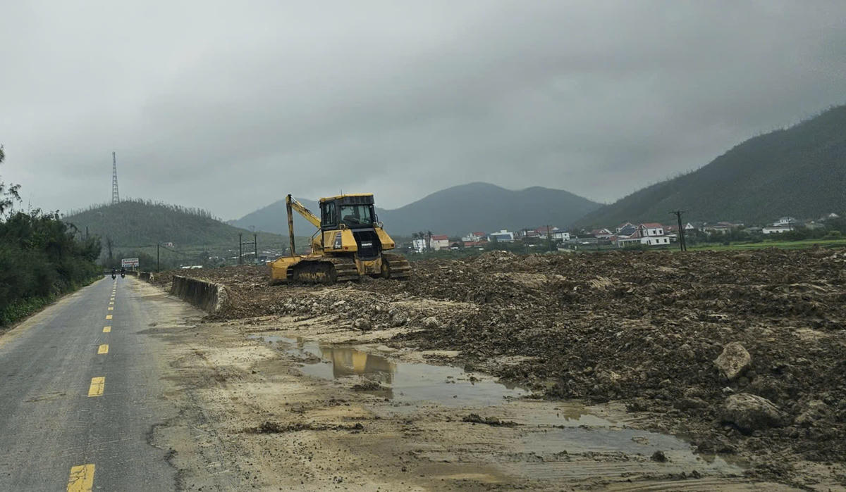 Những khu vực đường hỏng, mưa tràn bùn vào gây trơn trượt, là 'bẫy' với người tham gia giao thông.