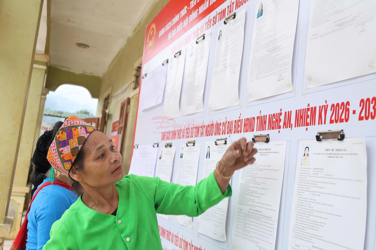 Cử tri đọc thông tin về các ứng cử viên đại biểu Quốc hội và HĐND các cấp nhiệm kỳ 2026-2031. Ảnh: BC
