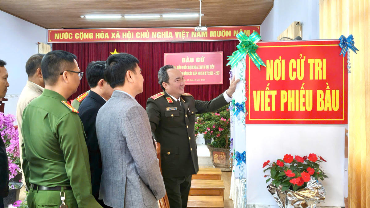 Thiếu tướng Trương Minh Đương, Tổ trưởng Tổ Kiểm tra số 1 thuộc Đoàn Kiểm tra số 05 của Ủy ban bầu cử tỉnh Lâm Đồng cùng đoàn công tác làm việc tại xã Lạc Dương. Ảnh  N.Y