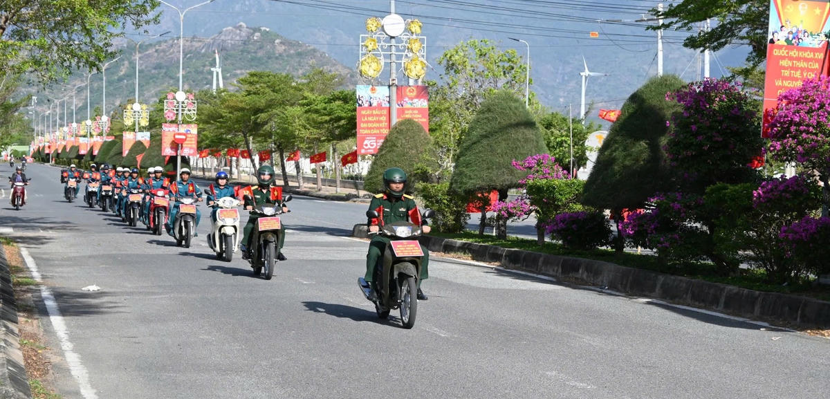 Các lực lượng tuyên truyền về công tác bầu cử, đại biểu Quốc hội khóa XVI và đại biểu HĐND các cấp, nhiệm kỳ 2026-2031. Ảnh X.H
