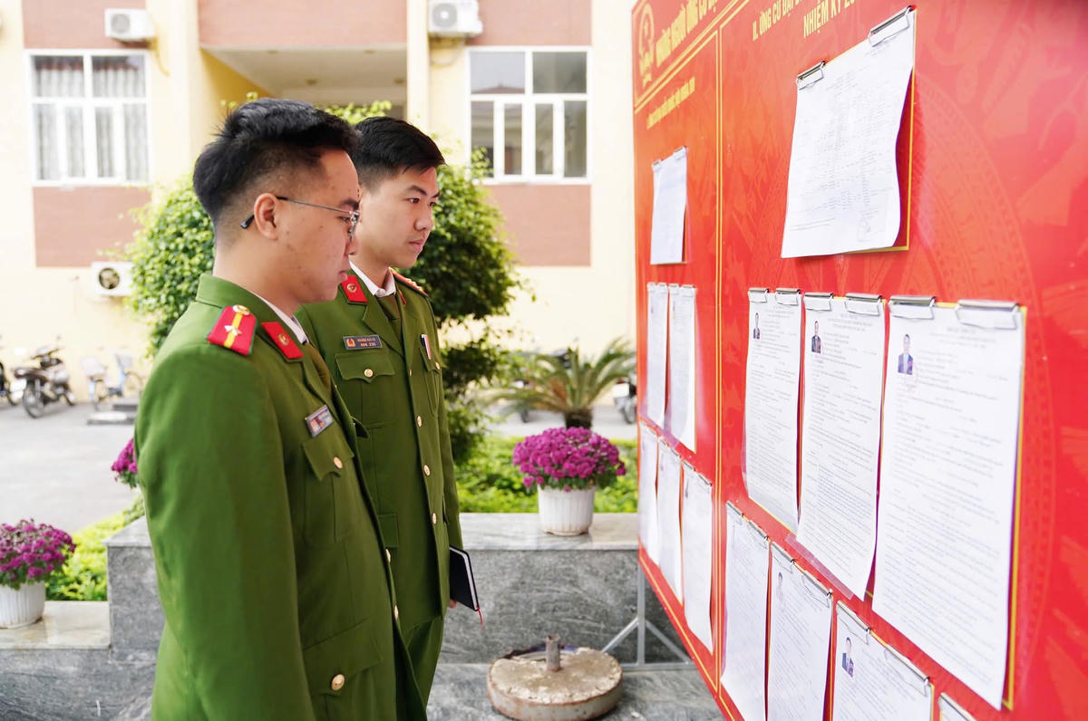 Các thế hệ thanh niên, cử tri trẻ tìm hiểu kỹ về danh sách ứng viên tại điểm bầu cử