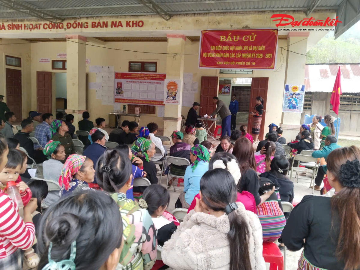 Cử tri bản Na kho, xã Bắc Lý tập trung tại hội trường bản để bỏ phiếu sớm. Ảnh: MX