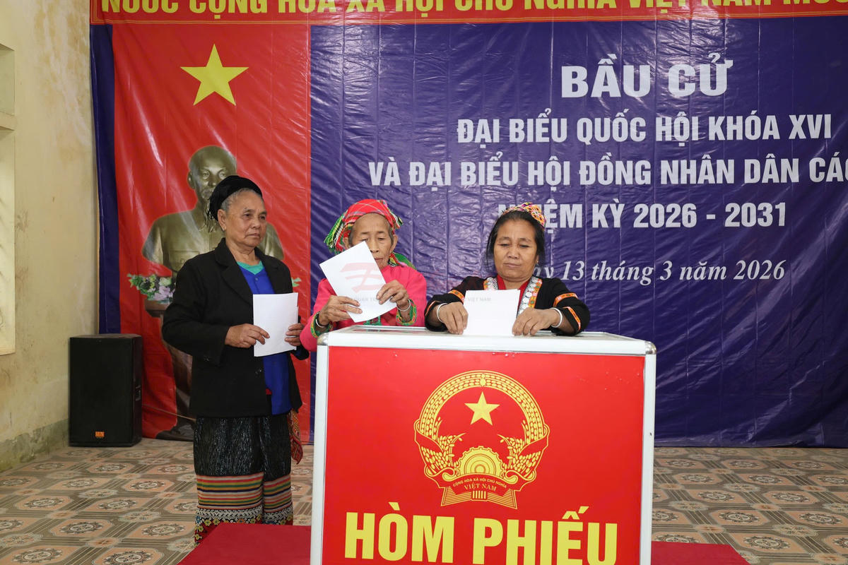 Cử tri ở 55 khu vực miền núi, biên giới Nghệ An đi bầu cử sớm